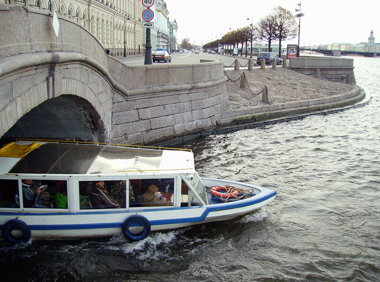Water excursions in St.  Petersburg, boat trips on the rivers and canals, boat trips along the Neva River, boat trips on the bridges