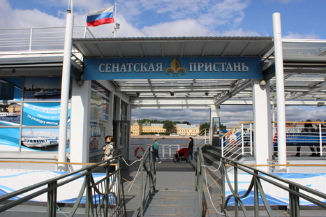 Сенатская пристань у Медного всадника на Английской набережной, дом 2