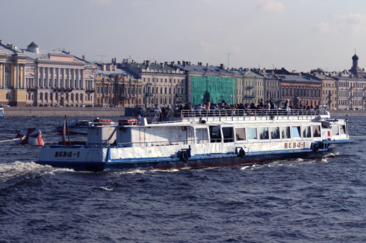 теплоход "Нева"
