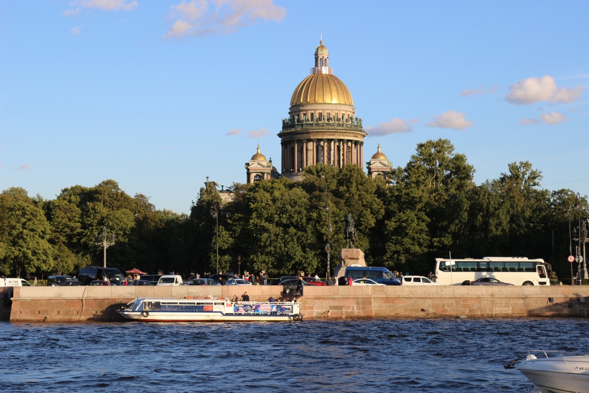 "Спуск со львами" причал у Дворцового моста напротив Эрмитажа