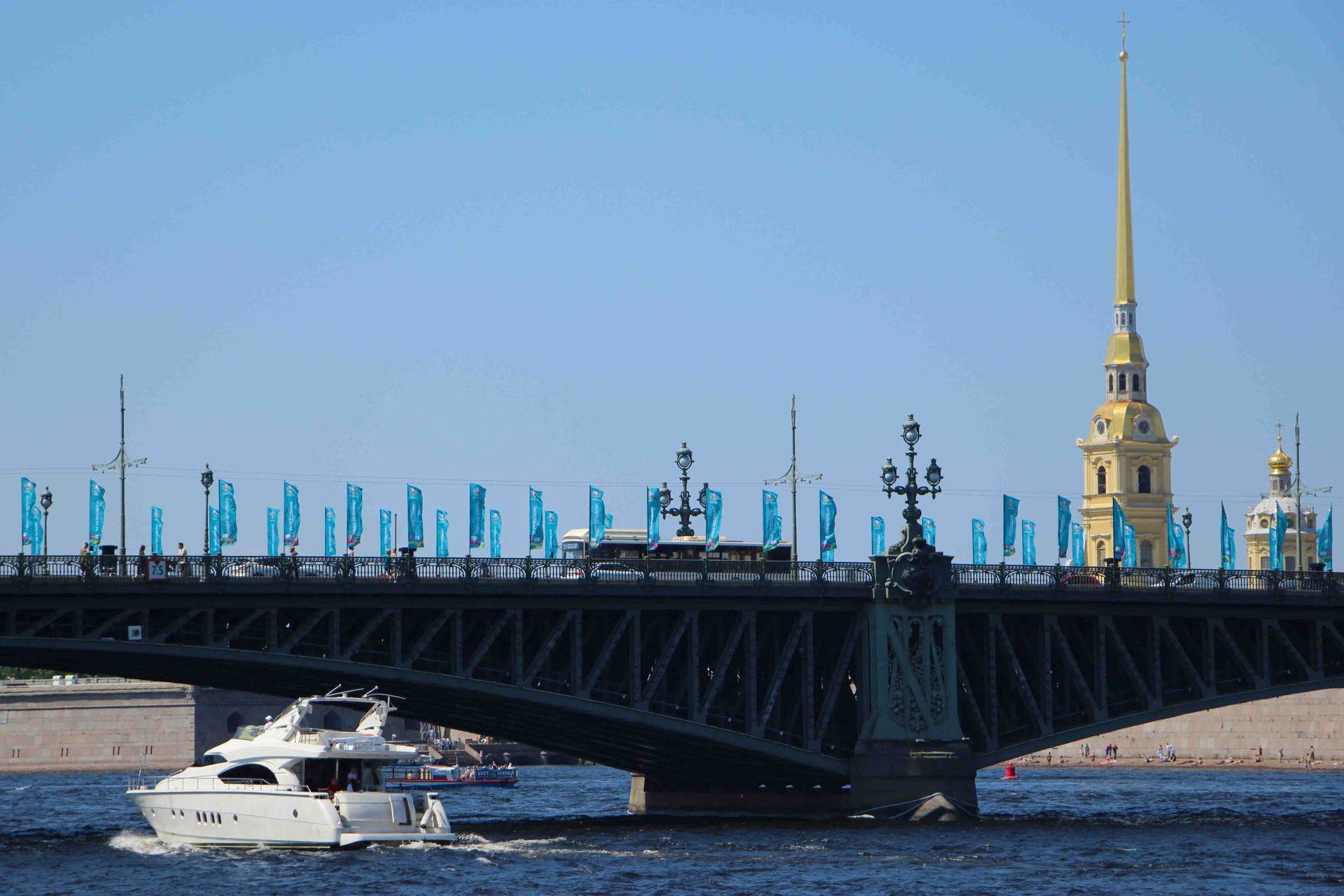 «Почасовая аренда, на день, на неделю в Петербурге. Яхты в аренду предоставляются исключительно с капитаном»