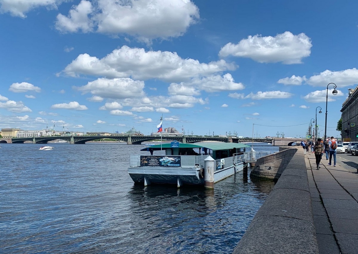 Причал №3 на Дворцовой набережной у Троицкого моста с детскими экскурсиями Причал №3 на Дворцовой набережной у Троицкого моста с детскими экскурсиями