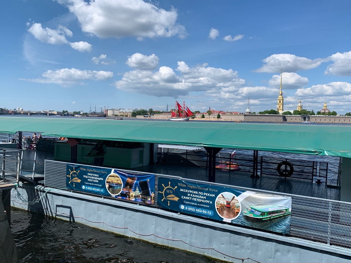 Причал №3 на Дворцовой набережной у Троицкого моста с детскими экскурсиями