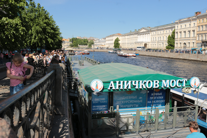 Водные экскурсии в Санкт-Петербурге, водные экскурсии по рекам и каналам, водные экскурсии по Неве, водные прогулки на развод мостов, пристань у Фонтанки 27, Аничков мост