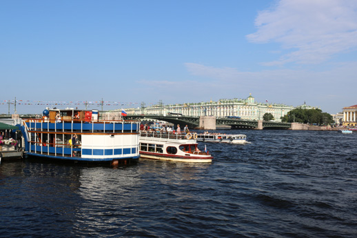 теплоходные прогулки по Неве