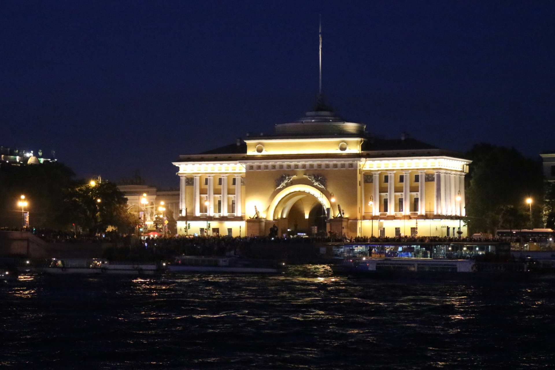 Ночные экскурсии и прогулки по рекам и каналам на теплоходах и катерах