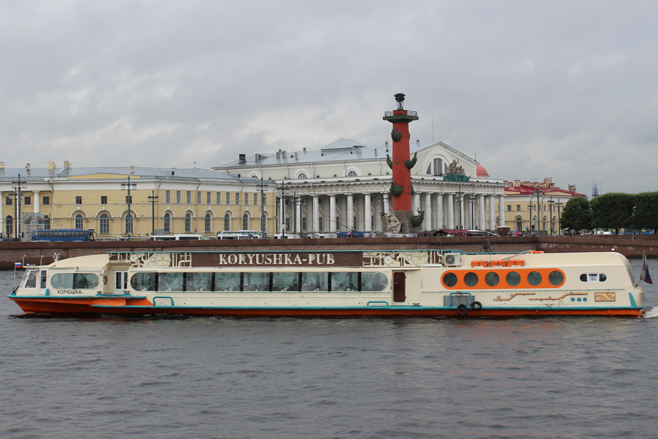 теплоход "Корюшка" на водных прогулках по Неве от Адмиралтейской набережной на рейс "Джаз под разводными мостами"