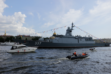 прогулка на яхте в День Военно-морского флота