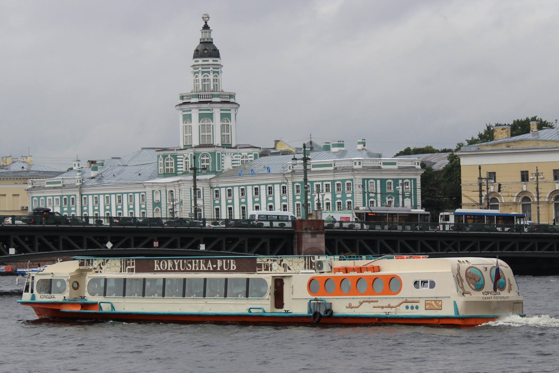 теплоход "Корюшка" на водных прогулках по Неве от Адмиралтейской набережной на рейс "Джаз под разводными мостами"