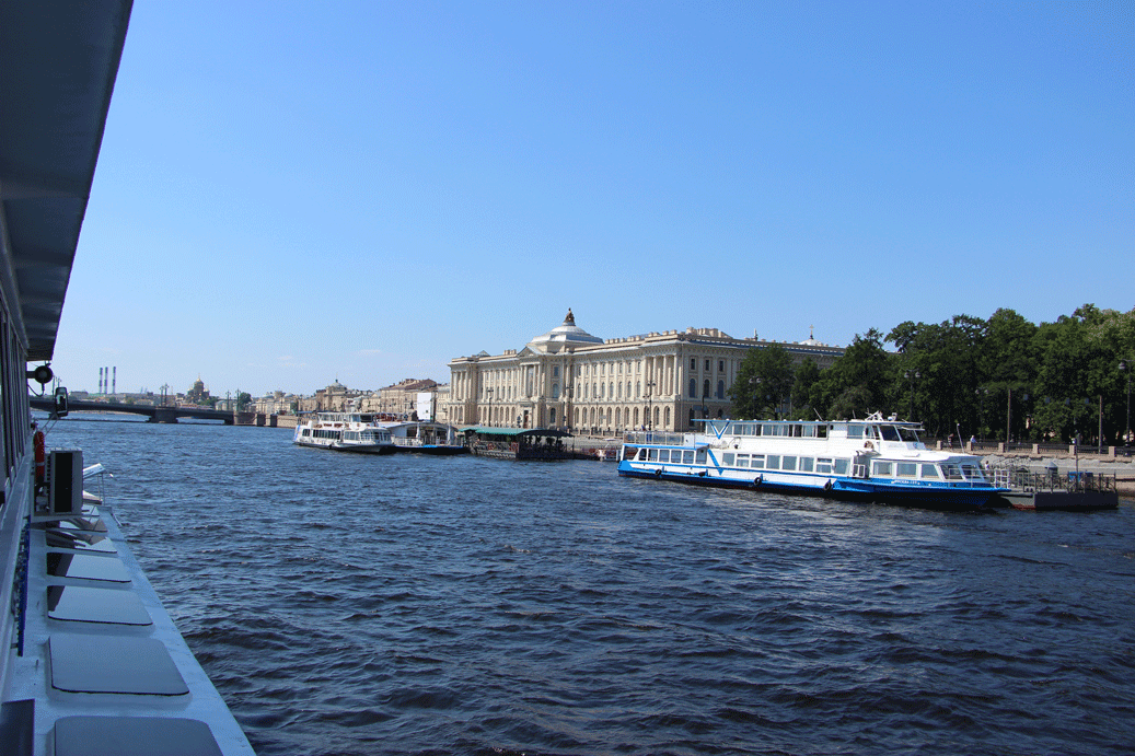водные прогулки по рекам и каналам на катерах и теплоходах