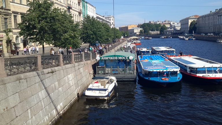 Экскурсии на теплоходах от Аничкова моста на набережной реки Фонтанка дом 27
