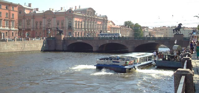 Водные экскурсии в Санкт-Петербурге, водные экскурсии по рекам и каналам, водные экскурсии по Неве, водные прогулки на развод мостов, пристань у Фонтанки 27, Аничков мост
